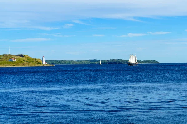 Georges Island lighthouse, and a sailboat, in Halifax — Stock Photo, Image