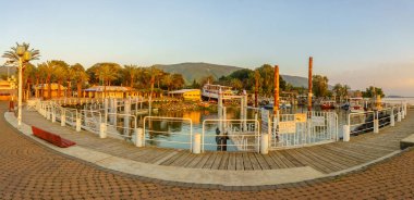 Kibbutz Ein Gev balıkçı limanının panoramik günbatımı manzarası
