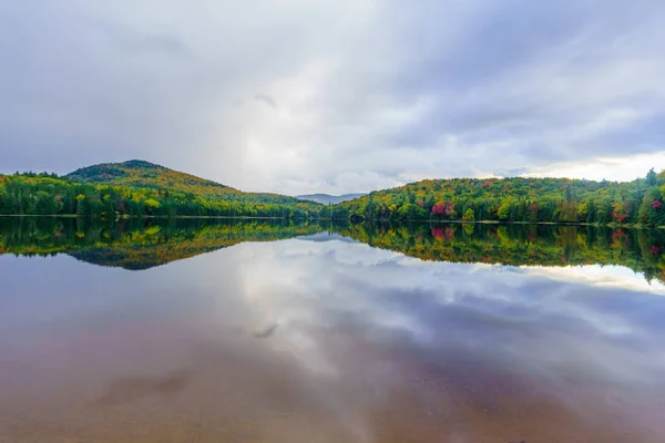 Petit Lac Monroe ในอุทยานแห่งชาติ Mont Tremblant — ภาพถ่ายสต็อก