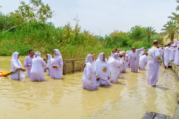 Pilgrims baptize in Qasr el Yahud — Stock Photo, Image