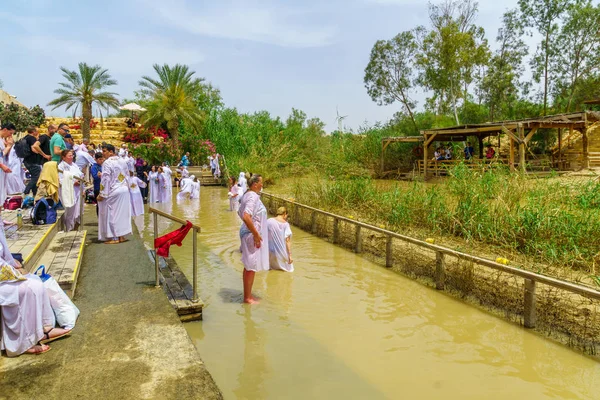Peregrinos bautizan en Qasr el Yahud — Foto de Stock