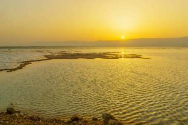 Ölü Deniz'de gün doğumu ve tuz oluşumları