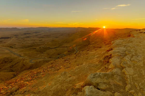 Coucher de soleil sur HaMakhtesh HaGadol (le grand cratère ) — Photo