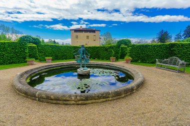 Şato (kale) ve Saint-Bernard bahçeleri