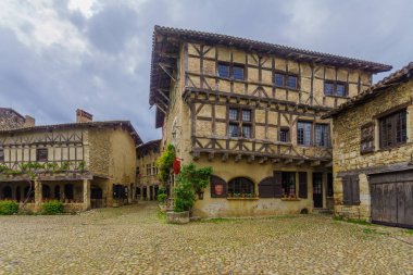 Perouges Ortaçağ köyündeki ana meydanın manzarası.