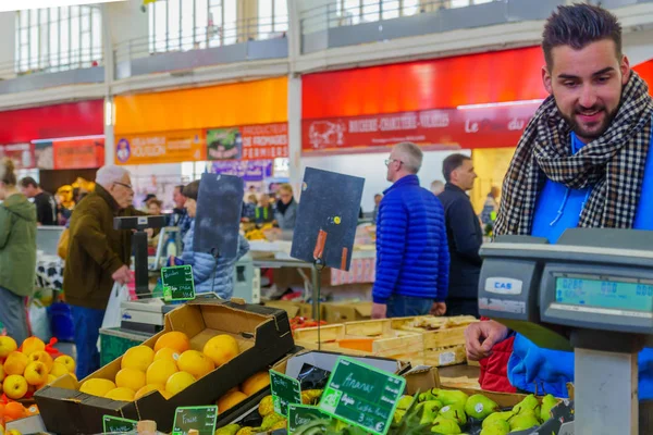 Cena do mercado francês em Villefranche-sur-Saone, Beaujolais — Fotografia de Stock