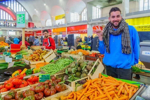 French market scene in Villefranche-sur-Saone, Beaujolais — Stock Photo, Image