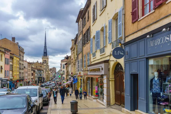 Hoofdstraat en de kerk in Villefranche-sur-Saône, Beaujolais — Stockfoto