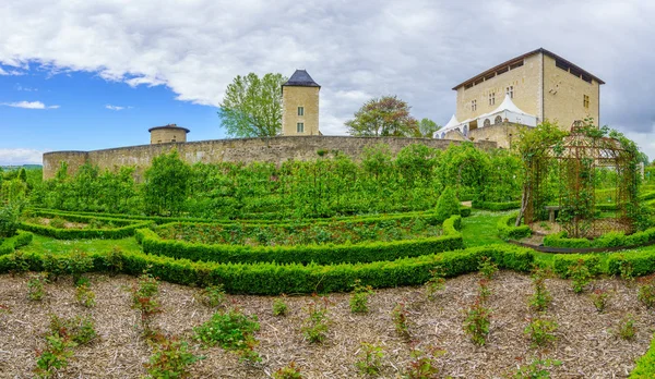 Chateau (castle) and its gardens in Saint-Bernard — Stock Photo, Image