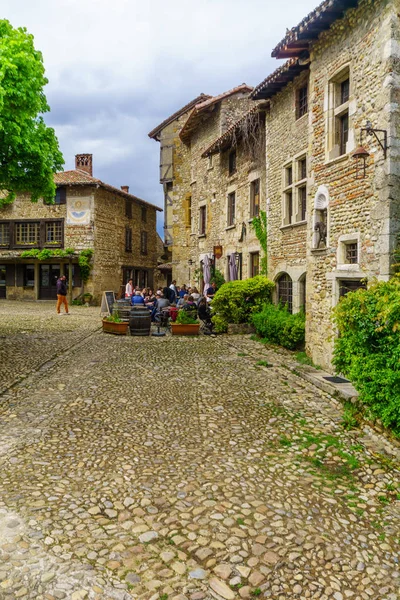 Scène de la place principale, dans le village médiéval de Perouges — Photo