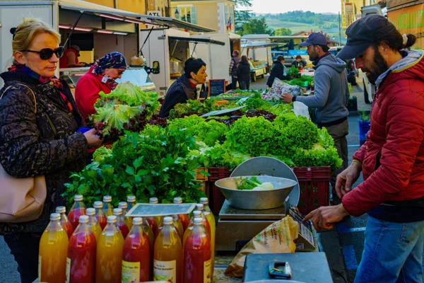 French market scene Le-Bois-de-Oingt, Beaujolais — Stock Photo, Image