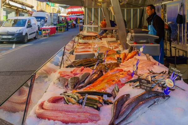 Escena del mercado francés Le-Bois-de-Oingt, Beaujolais — Foto de Stock