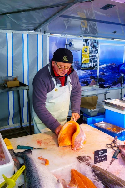 French market scene with fish sellers in Le-Bois-de-Oingt, Beauj — Stock Photo, Image