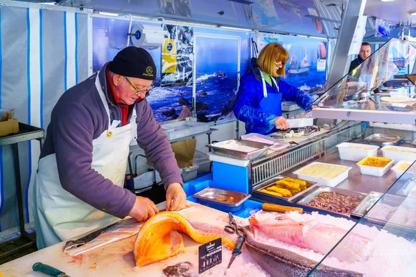 French market scene with fish sellers in Le-Bois-de-Oingt, Beauj — Stock Photo, Image