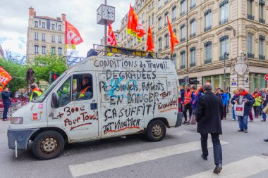 Lyon'da öğretmenler ve eğitim sorunları yla ilgili protestocular