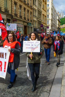 Lyon'da öğretmenler ve eğitim sorunları yla ilgili protestocular