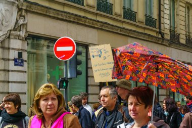 Lyon'da öğretmenler ve eğitim sorunları yla ilgili protestocular