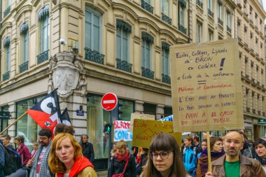 Lyon'da öğretmenler ve eğitim sorunları yla ilgili protestocular