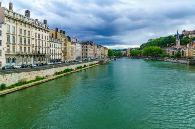Lyon'da Saone Nehri manzarası