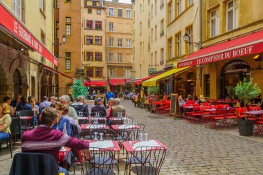 Eski Lyon'da sokak ve kafe sahnesi