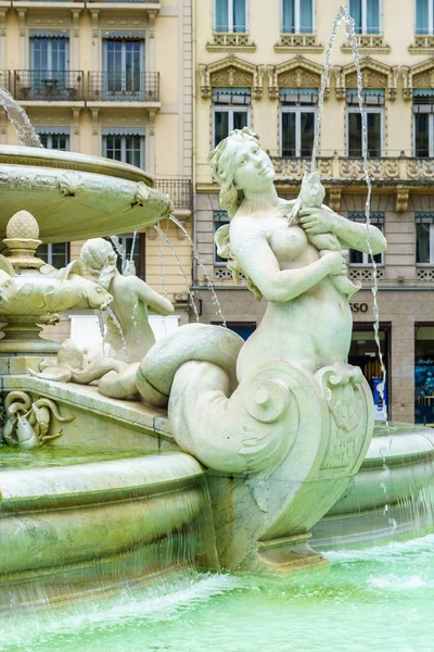 Place des Jacobins Square en de fontein, in Lyon — Stockfoto
