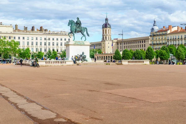 Staty av Ludvig XIV, på plats Bellecour Square, i Lyon — Stockfoto