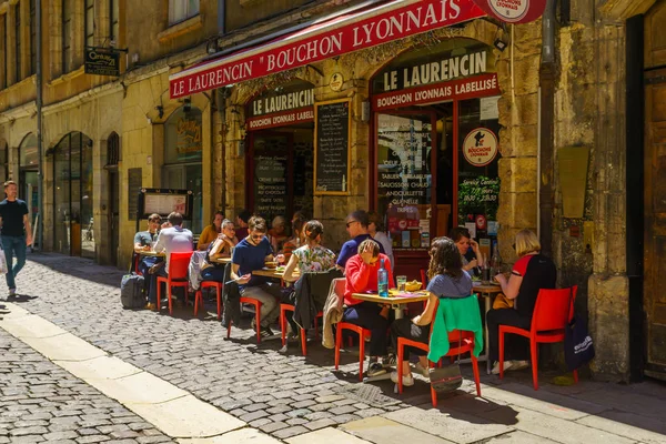 Escena de la calle y la cafetería, en el Viejo Lyon — Foto de Stock
