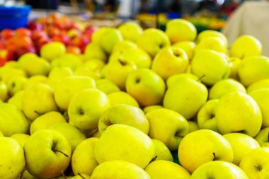 Bir Fransız pazarında satışa Apples,