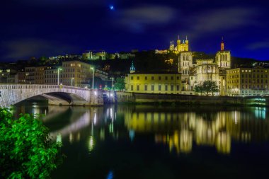 Lyon'da Saone, Saint-Jean ve Notre-Dame'ın gece manzarası