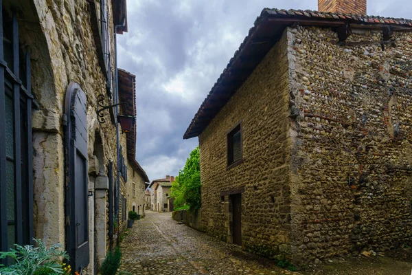 Алея в середньовічному селі Perouges — стокове фото