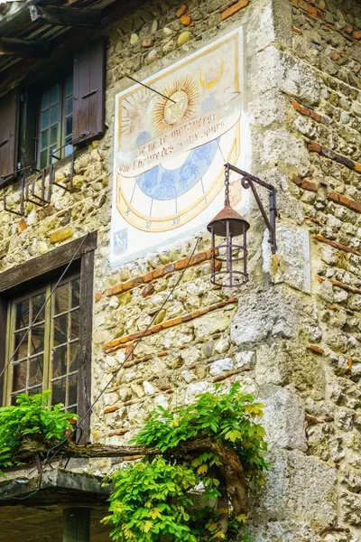 Oude zon klok, in het middeleeuwse dorp Perouges — Stockfoto