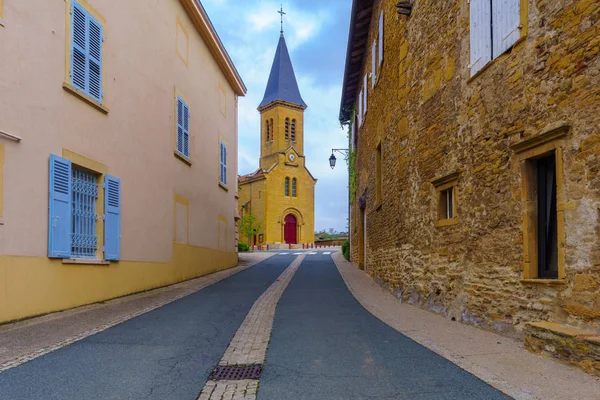 Centro del pueblo y la iglesia, en Moire, Beaujolais — Foto de Stock