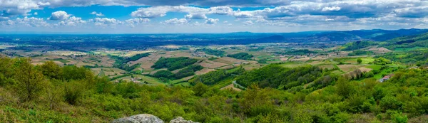 Panoramiczny krajobraz winnic i wsi w Beaujolais — Zdjęcie stockowe