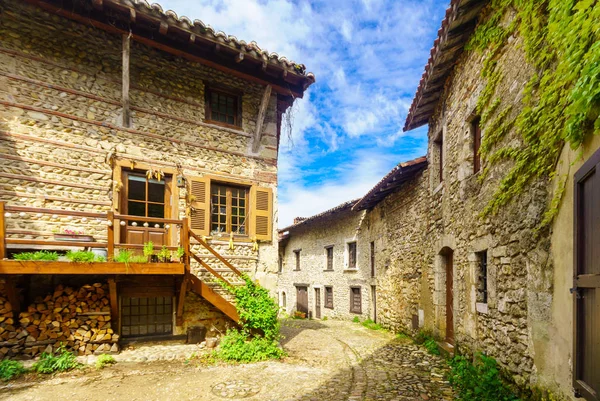 Allée dans le village médiéval Perouges — Photo