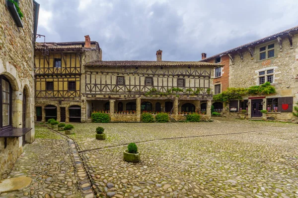 Place principale, dans le village médiéval de Perouges — Photo