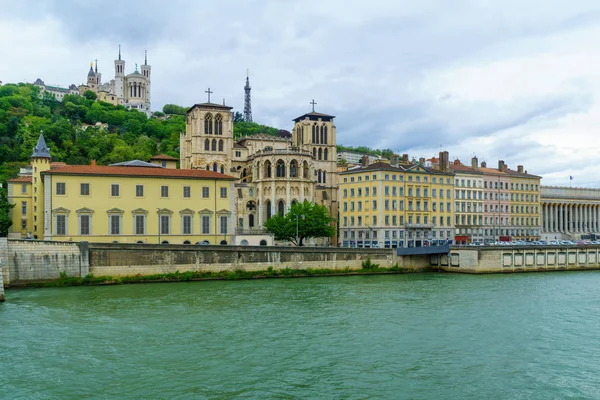 Saone, řeka s katedrálou Saint-Jean a bazilika Notre-Dame, — Stock fotografie