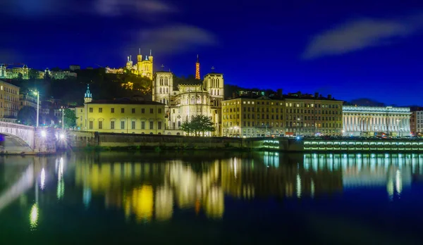 Noční pohled na Saone, Saint-Jean a Notre-Dame v Lyonu — Stock fotografie