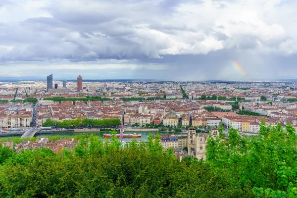 Río Saone y el centro de la ciudad, con un arco iris, Lyon — Foto de Stock