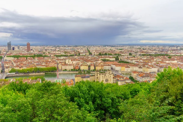 Saint-Jean cathedral, Saone  and city center, at evening, in Lyo — Stock Photo, Image