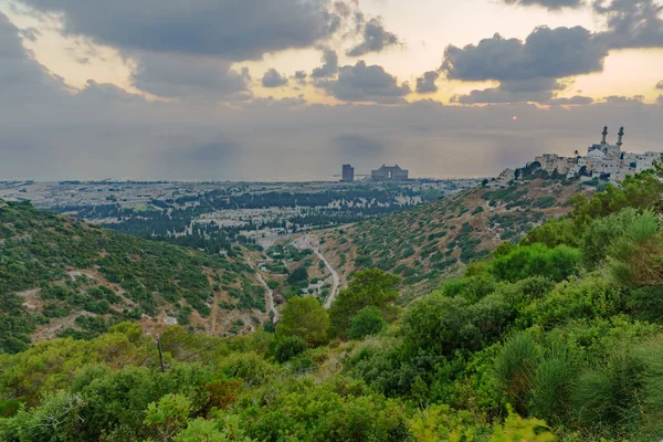 Vista sul tramonto Carmel coast, Siach valley e Mahmud mosque, Haifa — Foto Stock