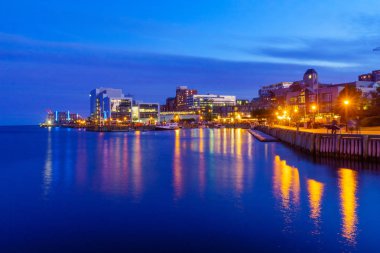 Halifax'ta geceleri liman ve şehir merkezi