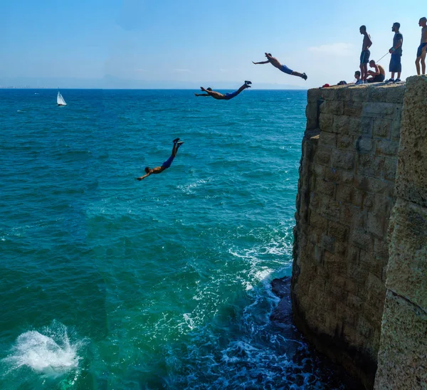 Genç adam duvardan atlamak, Acre içinde — Stok fotoğraf