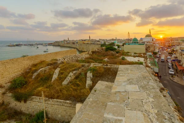 Vista al atardecer con horizonte, murallas y puerto pesquero, en Acre — Foto de Stock
