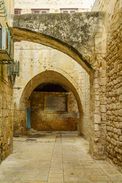 Alley with historic tablet, in the old city of Acre — Stock Photo, Image