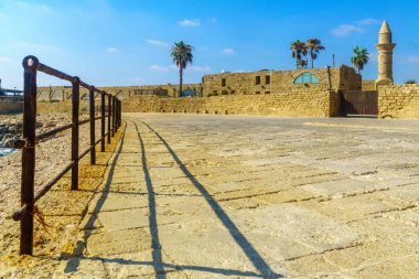 Beach promenade ve eski liman Caesarea Milli Parkı'nda
