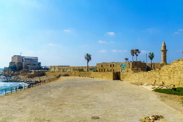 Beach promenade ve eski liman Caesarea Milli Parkı'nda