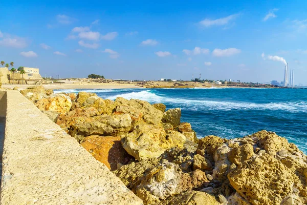 Promenade sur la plage et le vieux port dans le parc national de Césarée — Photo