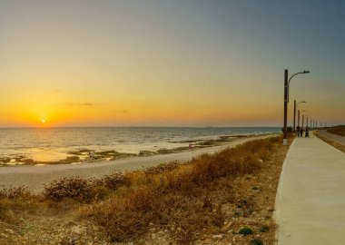 Akdeniz kıyısında gün batımı ve Shikmona Parkı, Hayfa