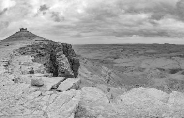 Camel Mount gözcü ile Makhtesh (krater) Ramon gün batımı görünümü
