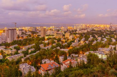 Şehir Hayfa ve gün batımında liman